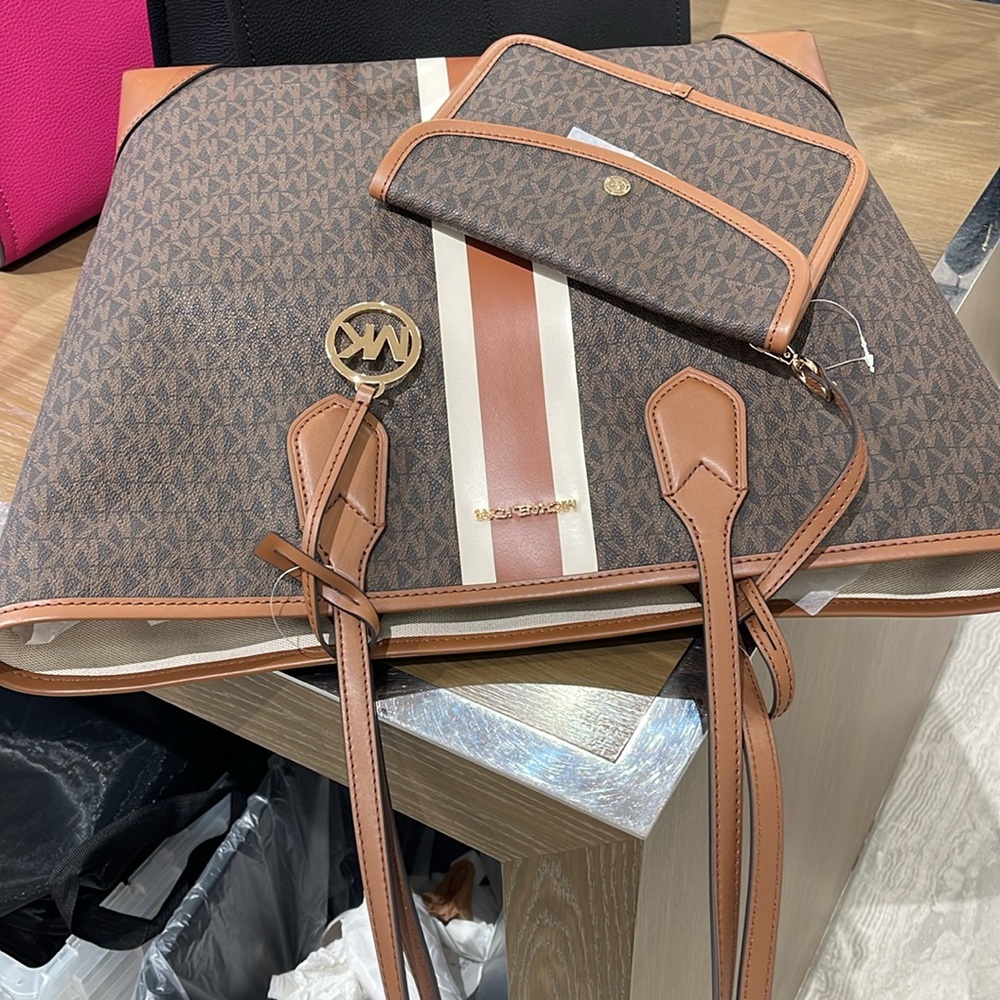 Michael Kors Eva Large Signature Logo Stripe Tote Bag
Brown 
NWT - Picture 8 of 16